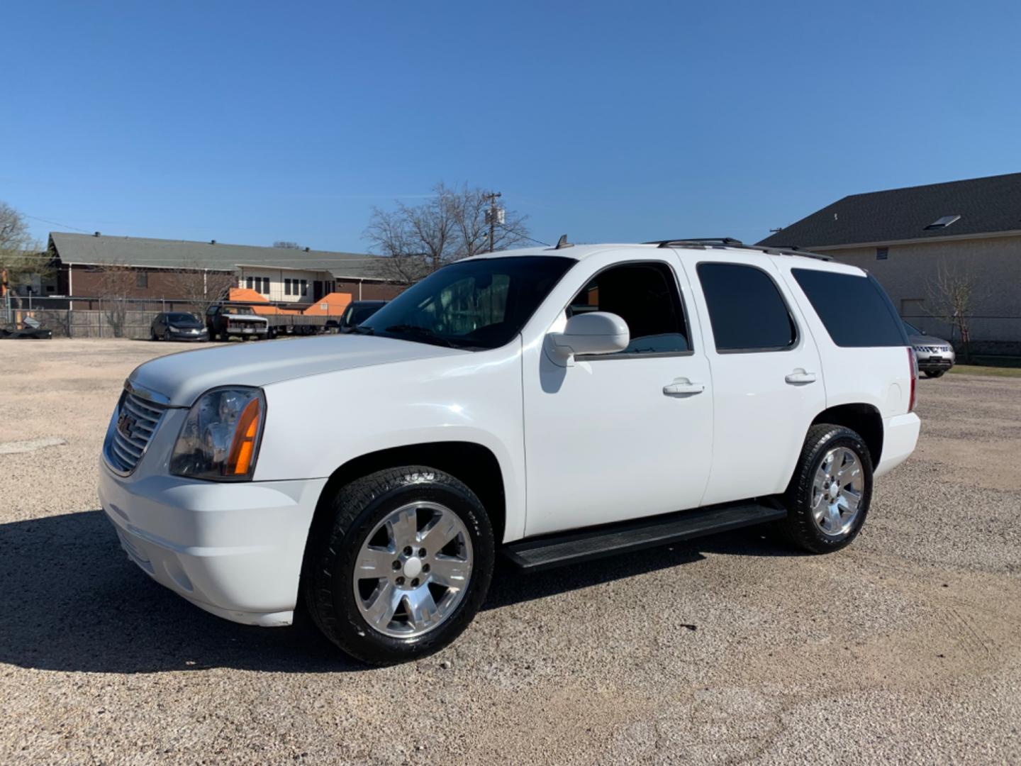 2008 White /Black GMC Yukon SLE-1 2WD (1GKFC13C98R) with an 4.8L V8 OHV 16V engine, Automatic Overdrive transmission, located at 1830 North Belt Line Road, Irving, TX, 75061, (469) 524-0199, 32.834373, -96.993584 - Photo#2